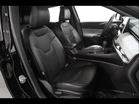 Used 2023 Jeep Compass Latitude AWD/4WD image 17