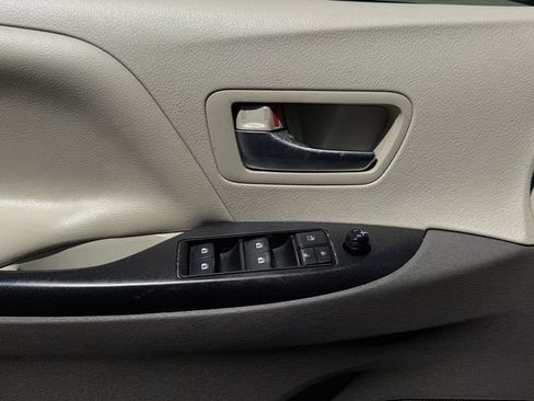 Used 2019 Toyota Sienna LE FWD image 20