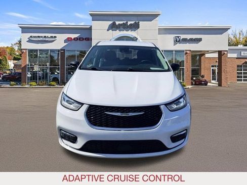 Certified 2024 Chrysler Pacifica Touring-L FWD image 3