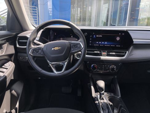 Used 2025 Chevrolet TrailBlazer LT w/ LT Cold Weather Package FWD image 14