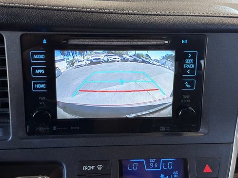 Used 2017 Toyota Sienna XLE Premium FWD image 12