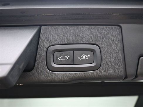 Used 2023 Volvo XC60 B5 Ultimate w/ Climate Package image 33