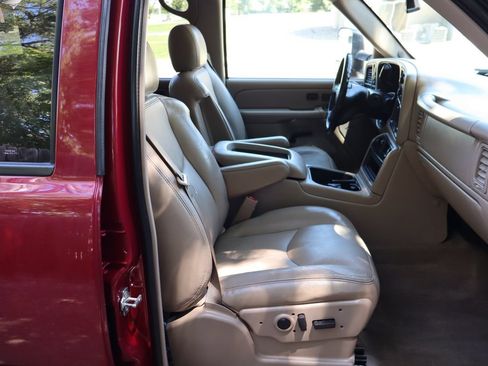 Used 2006 Chevrolet Silverado 2500 LT w/ Onstar Plus Package AWD/4WD image 21