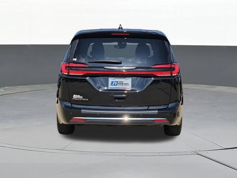 Used 2024 Chrysler Pacifica Touring FWD image 8
