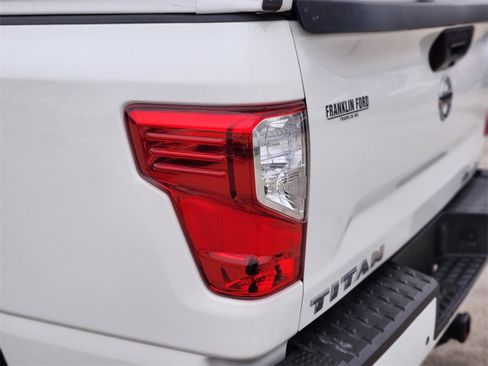 Used 2021 Nissan Titan SV w/ SV Convenience Package image 9