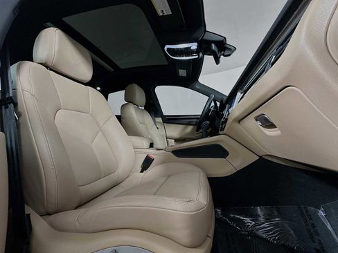 Certified 2024 Porsche Macan image 28