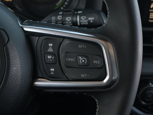 Used 2025 Jeep Wrangler Unlimited Sahara AWD/4WD image 31