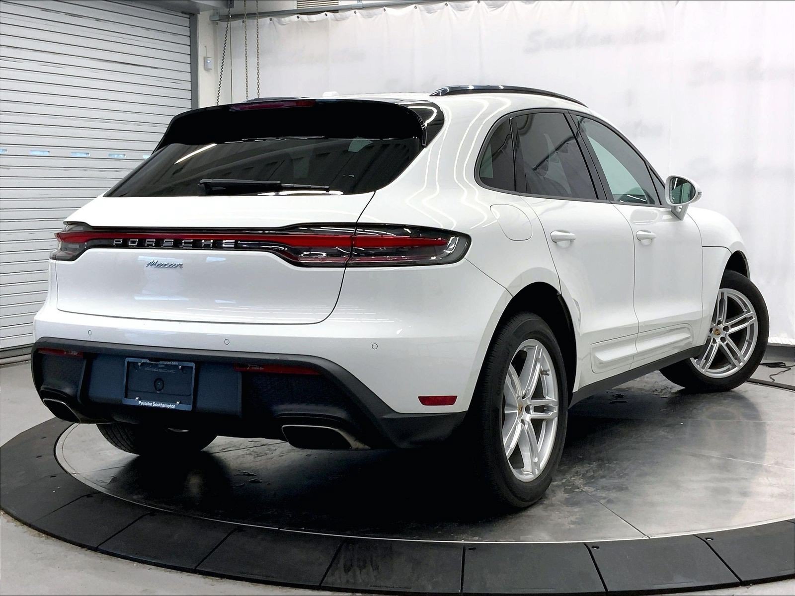 Certified 2023 Porsche Macan AWD/4WD image 7