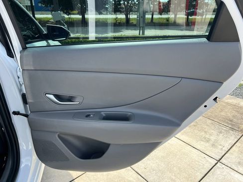 Certified 2025 Hyundai Elantra SE FWD image 10