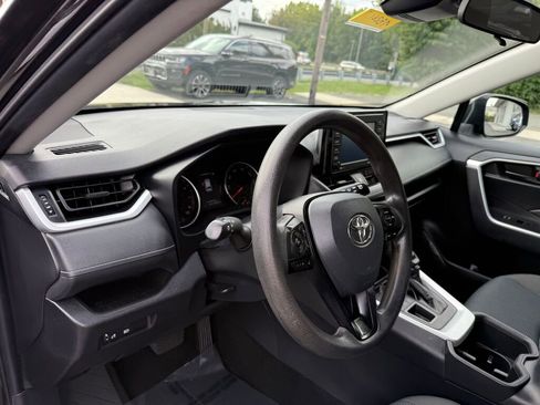 Used 2022 Toyota RAV4 LE image 11