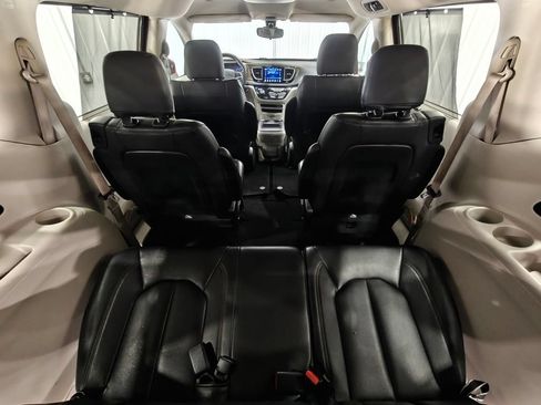 Used 2017 Chrysler Pacifica Touring-L FWD image 33