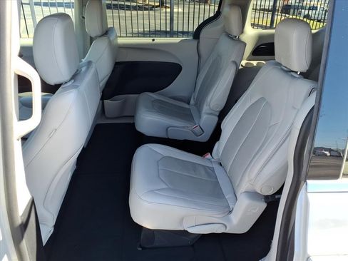Used 2021 Chrysler Pacifica Touring-L image 21