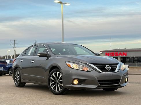 Used 2017 Nissan Altima 2.5 SV w/ Convenience Package image 2