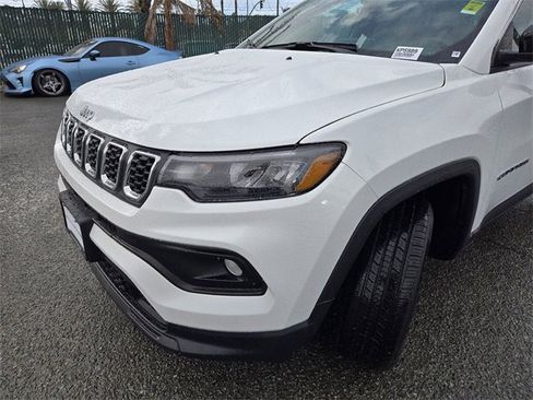 Used 2025 Jeep Compass Latitude image 9