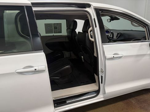 Used 2024 Chrysler Pacifica Touring-L image 65