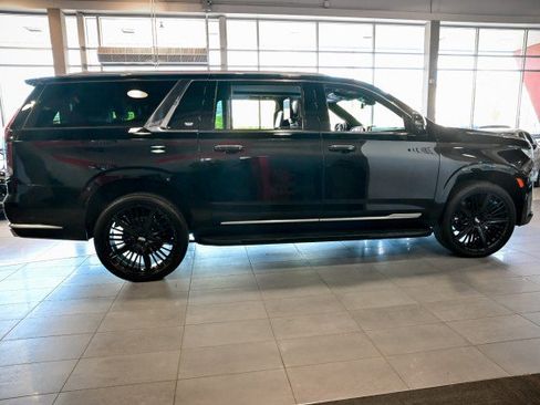 Used 2021 Cadillac Escalade ESV Premium Luxury AWD/4WD image 4