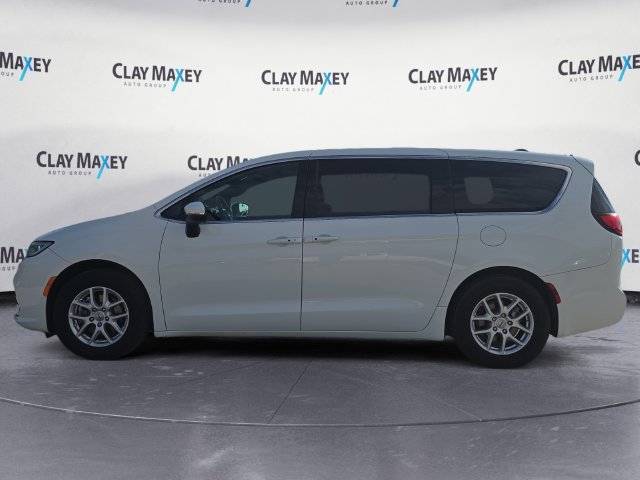 Used 2023 Chrysler Pacifica Touring FWD image 2