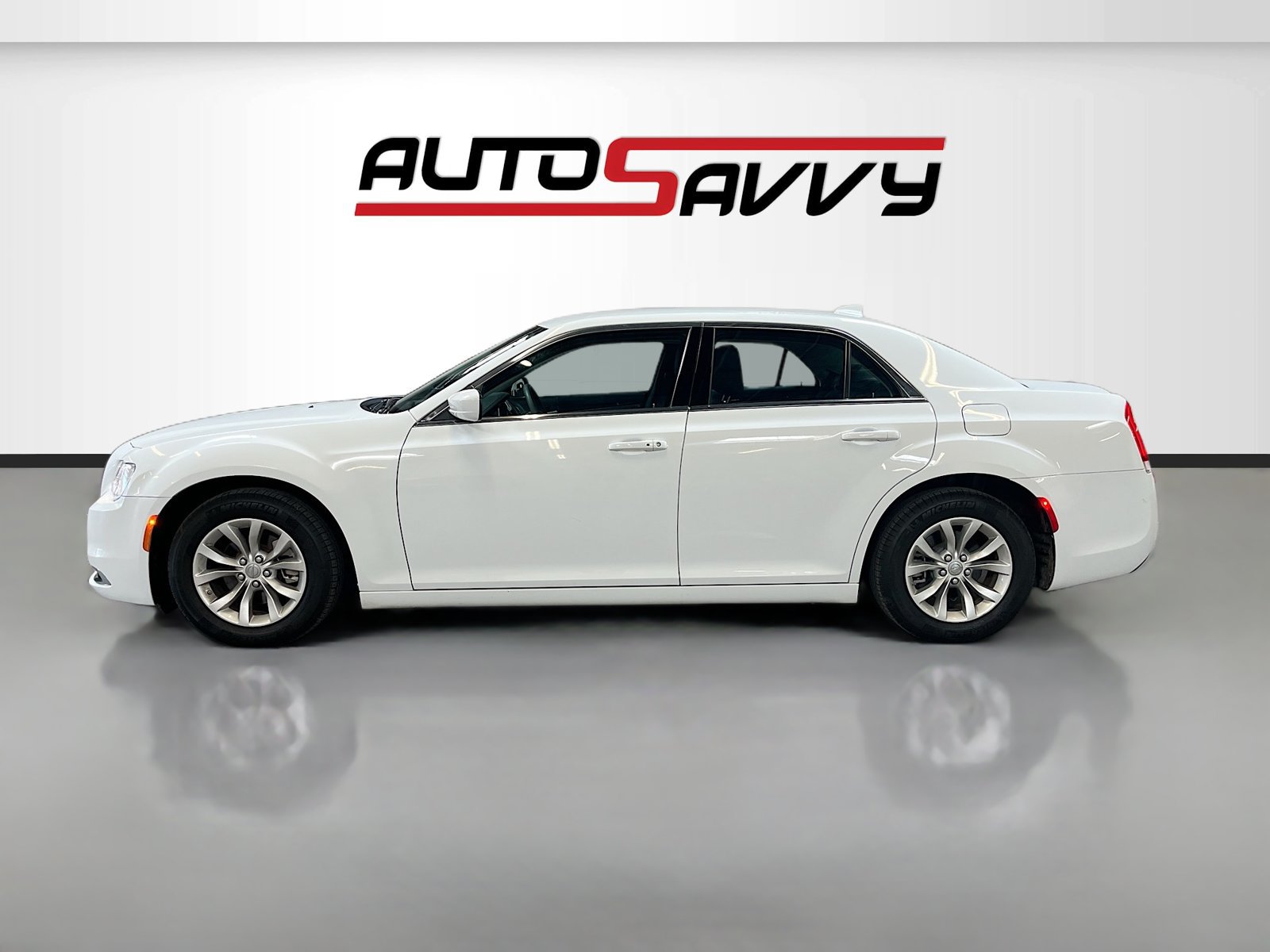Used 2023 Chrysler 300 Touring RWD image 4