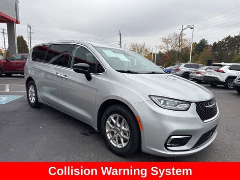 Used 2024 Chrysler Pacifica Touring-L image 9