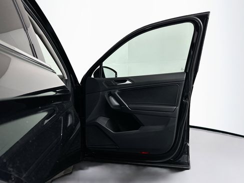 Used 2020 Volkswagen Tiguan SE w/ Panoramic Sunroof Package image 32