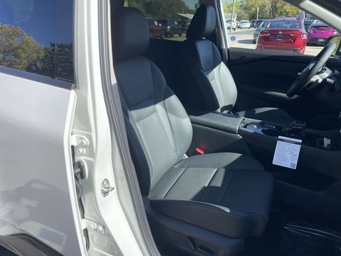 Certified 2025 Nissan Rogue SL w/ Tech Package FWD image 20