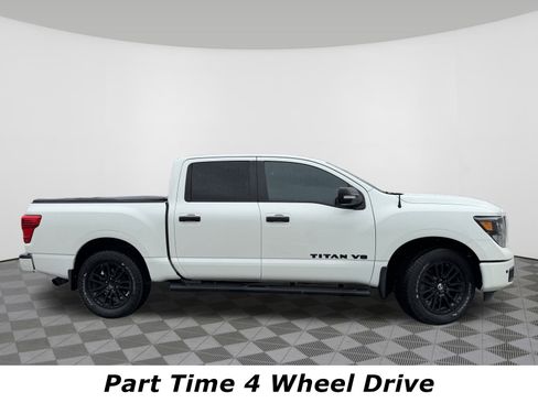Used 2018 Nissan Titan SV w/ SV Convenience Package image 2