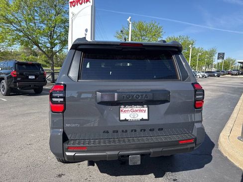 New 2026 Toyota 4Runner SR5 AWD/4WD image 4