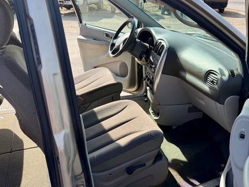 Used 2006 Chrysler Town & Country Touring image 14