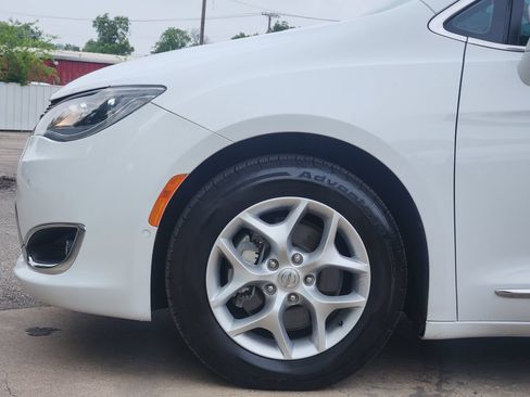 Used 2019 Chrysler Pacifica Touring-L w/ Advanced Safetytec Group FWD image 7