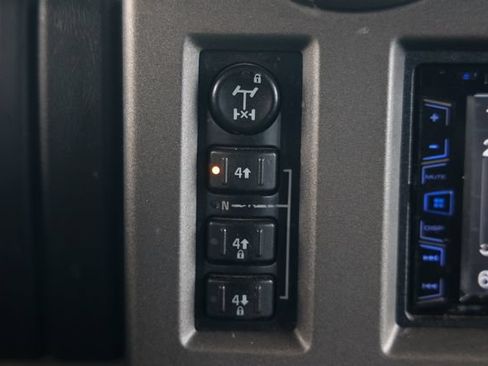 Used 2004 HUMMER H2 w/ Preferred Equipment Group AWD/4WD image 35