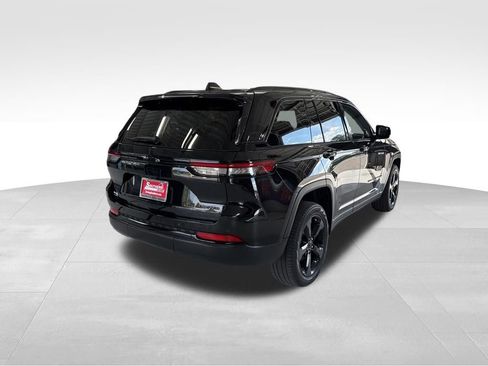Used 2023 Jeep Grand Cherokee Limited w/ Black Appearance Package AWD/4WD image 5
