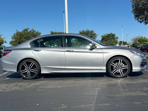 Used 2017 Honda Accord Touring image 3