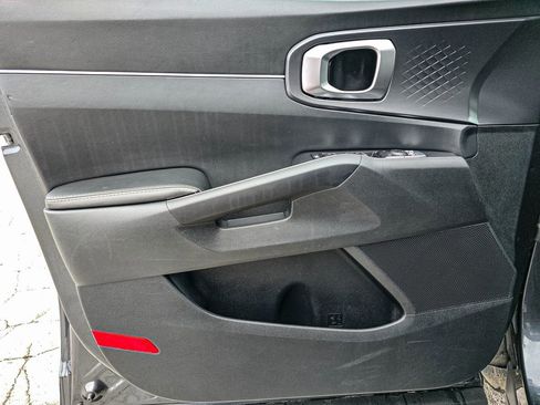 Used 2024 Kia Sorento S image 11