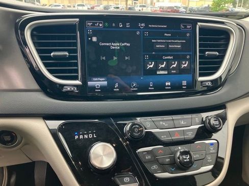 Used 2023 Chrysler Pacifica Touring-L FWD image 18
