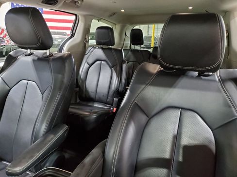 Used 2020 Chrysler Voyager Lxi FWD image 36