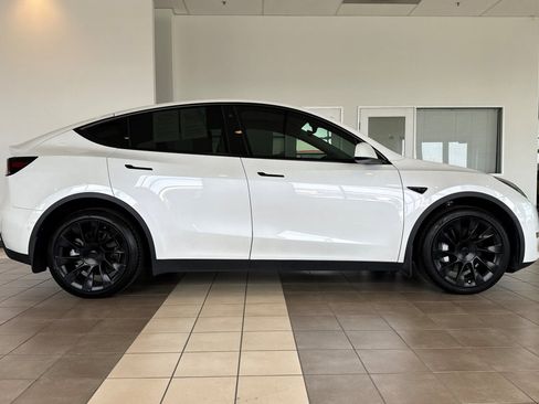 Used 2022 Tesla Model Y Long Range AWD/4WD image 3