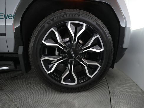 Used 2024 GMC Sierra EV Denali AWD/4WD image 10
