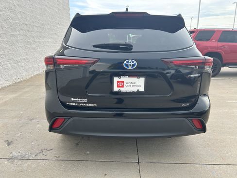 Used 2024 Toyota Highlander XLE AWD/4WD image 5