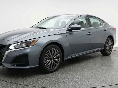 Used 2025 Nissan Altima 2.5 SV image 3