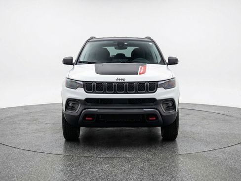 Used 2025 Jeep Compass Trailhawk AWD/4WD image 2