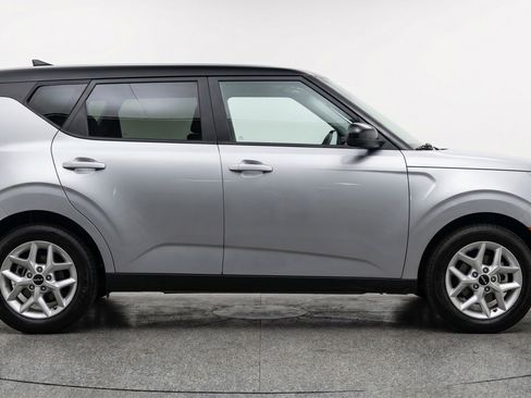 Used 2025 Kia Soul LX w/ LX Technology Package FWD image 11