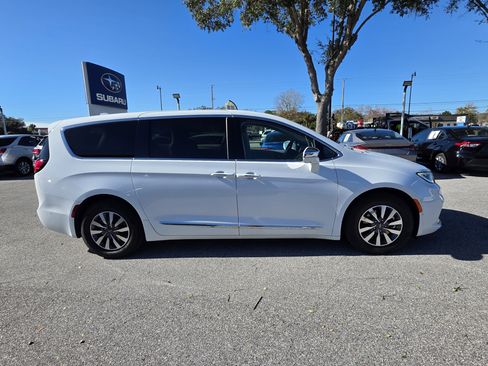 Used 2022 Chrysler Pacifica Limited image 2