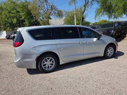 New 2026 Chrysler Pacifica Select image 12