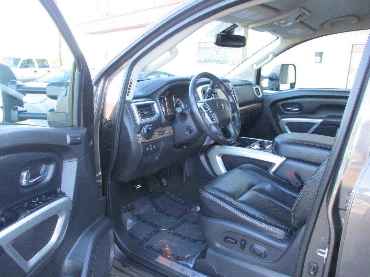 Used 2016 Nissan Titan SL AWD/4WD image 17