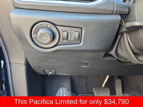Used 2025 Chrysler Pacifica Limited FWD image 25
