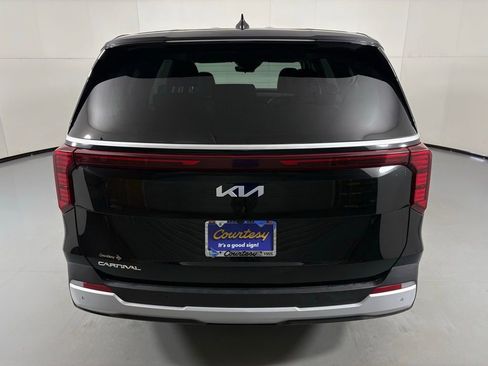 Used 2025 Kia Carnival FWD image 7