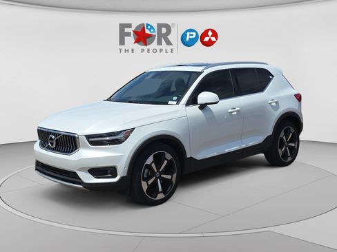 Used 2019 Volvo XC40 T4 Inscription FWD image 1