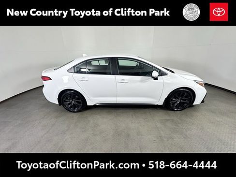 Used 2023 Toyota Corolla SE image 2