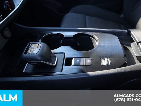 Used 2024 Nissan Rogue SV image 34