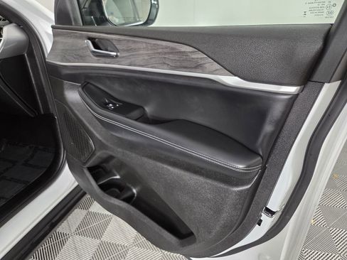 Certified 2025 Jeep Grand Cherokee Limited w/ Luxury Tech Group II image 32